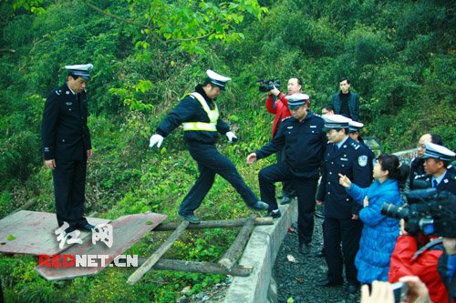 探访最牛交警岗亭:民警最想要连体雨衣 频道