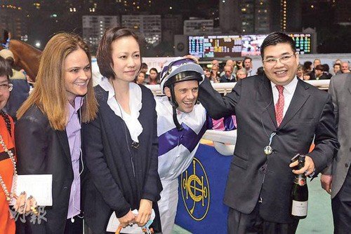 被斩死的百亿富商彭某（右一）为马主，图为其名下赛马