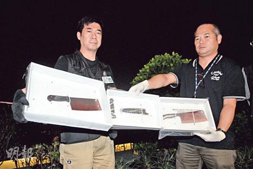 君临天下双尸命案中，49岁富商彭某被与他诞下一子的女伴乱刀斩死，身上有逾100多个刀伤，警方事后于单位检获两把染血菜刀及一把切肉刀 香港明报图