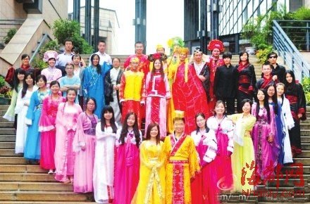 毕业生穿中国历代服装照上下五千年合影 频道
