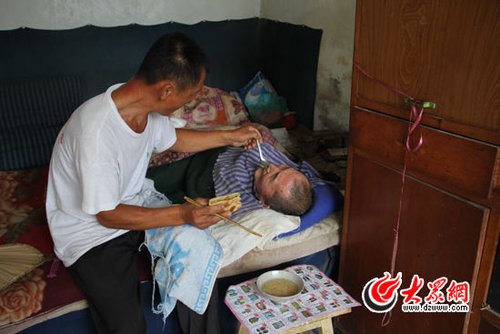 孝子4年嚼食喂瘫痪父亲 演绎现实乌鸦反哺 频