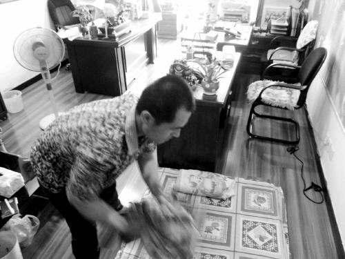 男子花五万多办签证失败 住进中介公司讨说法