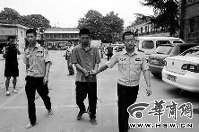 张亚鹏用手抓住