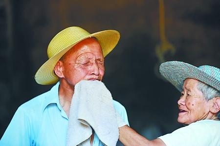 妻子黄茹杰正给丈夫雷卓礼擦汗水本组图片由记者 张路桥 实习生程雯丽