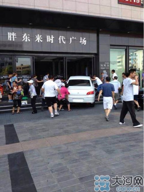 河南许昌一女子驾车冲入人群 致1死10伤(组图