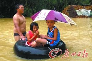 广东高州一山塘现险情 暴雨引发山洪致4人失踪