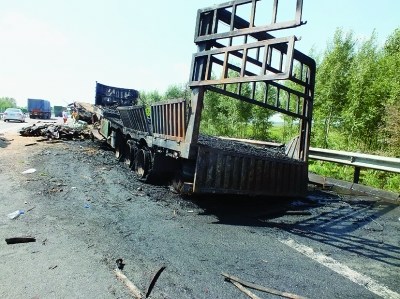  京哈高速 双城段发生严重车祸  追尾 车烧成炭堆