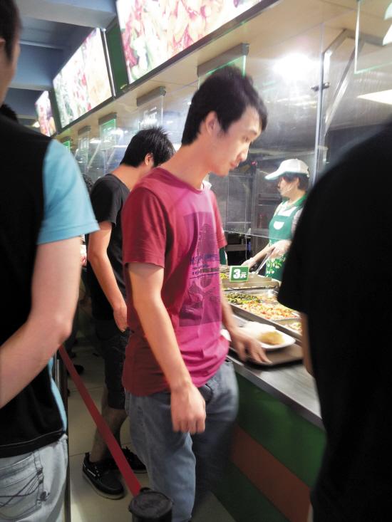 深圳出现6家享受政府补贴餐厅 的哥就餐排长龙