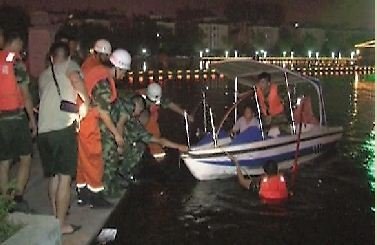 男子与女友吵架跳湖溺亡 女方见男友未醒便离