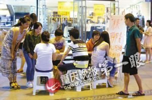 重庆4名高中生为练胆 闹市摆摊免费陪人聊天 