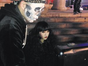 男子街头表演化妆秀 清纯美女1小时变