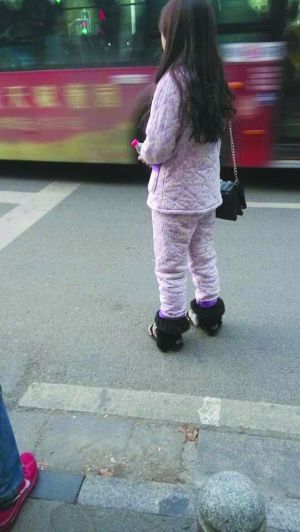 南京女汉子<em>穿睡衣</em>上街 专家:马路吸尘器(图)_频