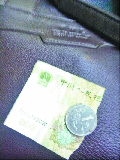 男子坐公交投5元 换零钱收一元纸币只有半截(