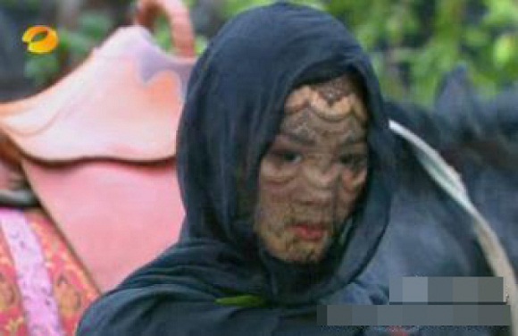 《新天龙八部》木婉清蒙面似<em>蕾丝内裤</em> 揭剧中