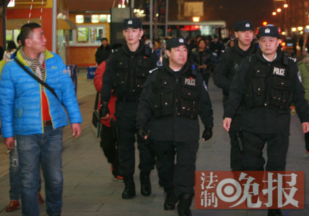 北京记者偶遇公安部副部长傅政华配枪巡逻