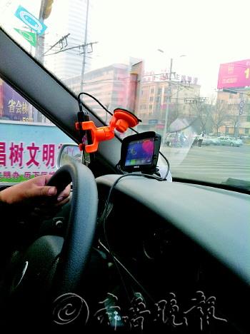济南:打车软件成的哥赚钱新法 移动支付是关键
