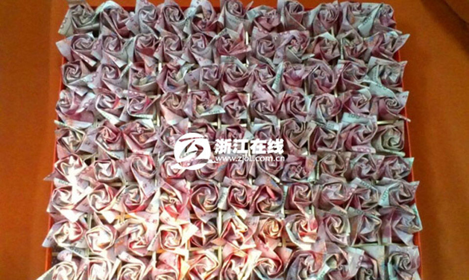 小伙受准丈母娘刺激 20万现金折999朵玫瑰求婚(组图)