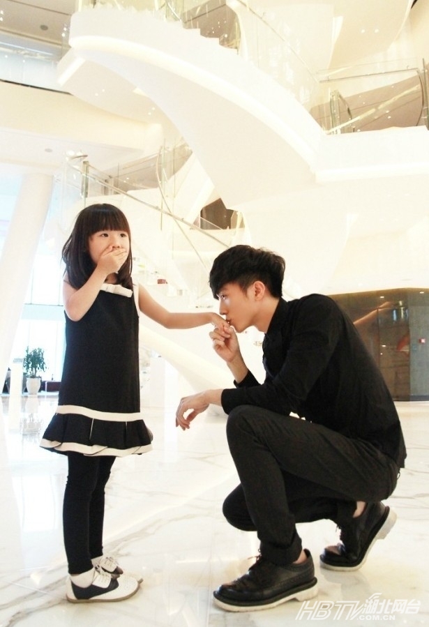 18岁最萌年龄差兄妹网络走红 哥哥帅妹妹萌超