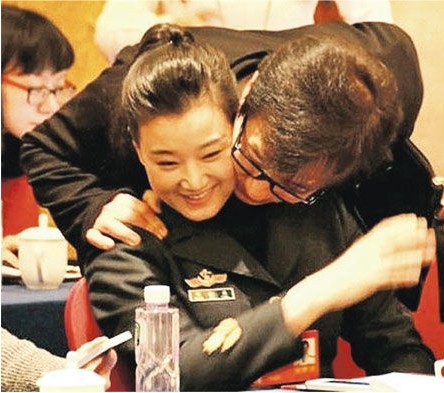 成龙偷吻宋祖英遭批 盘点遭龙哥强吻揩油女星