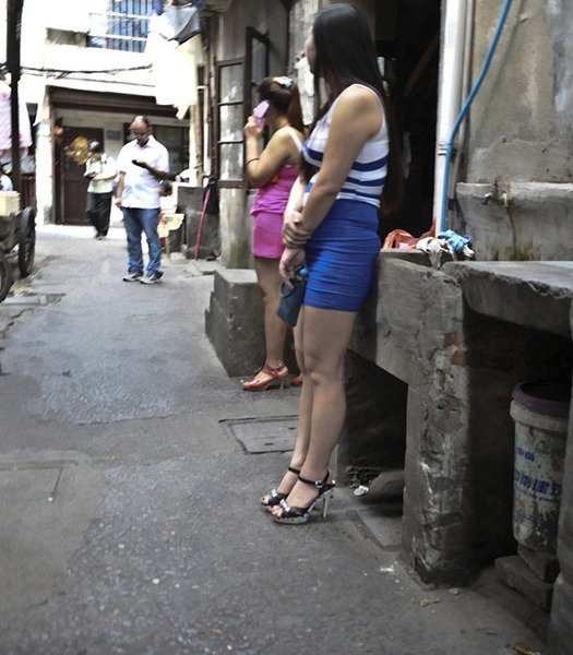 上海弄堂的性工作者 衣着暴露三五成群隐身窄