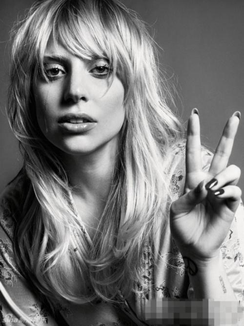 gaga胸门大开露半球博眼球 盘点女星惊露半球