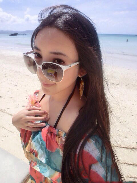 川音校花胡恩绮泳装照似杨幂性感深V大秀火辣