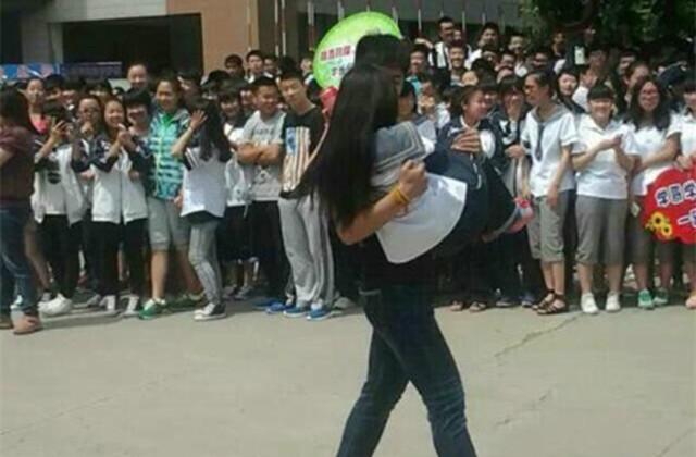 组图:高三情侣告别地下情高调走出高考考场