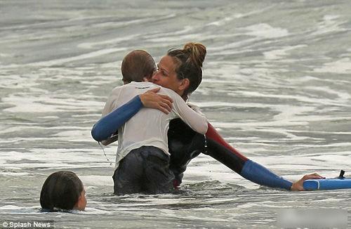 林志颖和老婆海边度假 看明星爸妈带孩子去哪