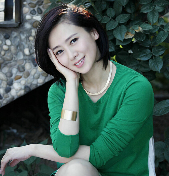 46岁翁虹登台走秀尺度大 45岁许晴谈被行长包