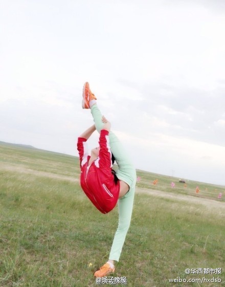 <em>美女</em>旋转一字马爆红 <em>360</em>度旋转<em>身体</em>倒挂劈叉 