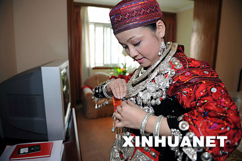 在十一届全国人大代表名单中，有一个年轻群体悄然出现：他们就是上世纪80年代后出生的人。此次两会期间，记者通过采访“80后”代表感受到，他们珍视传统、奋发进取、敢于担当，能够扛起国家的未来。 3月4日，来自贵州的全国人大代表、“苗族歌后”雷阿幼朵在房间里把代表证别在服饰上。这位“80后”新代表告诉记者，她将建议国家在保护民族文化遗产、弘扬传统艺术方面加大力度，让年轻人能够更多了解传统，从而热爱传统。
