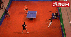 打着打着,场边飘来一把椅子,据说搬椅子的小哥就是张继科.