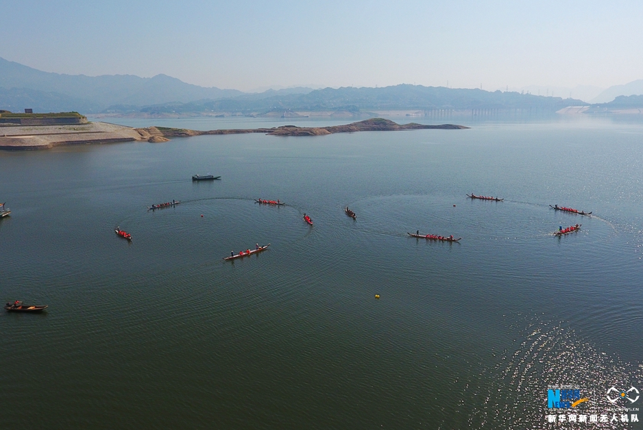 【网络中国节】航拍屈原故里 游江祭祀过端午