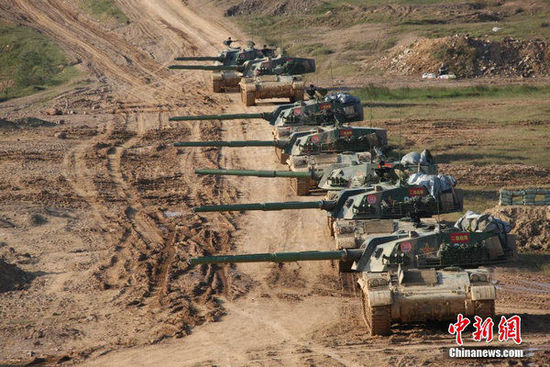 王牌军跨区对决将 收官 坦克群排成长龙(图)