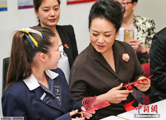 彭丽媛参观悉尼育<em>文武女子学校</em> 受到师生热情