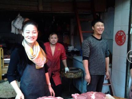 杭州美女卖猪肉获赞“猪肉西施” 出摊前先打扮