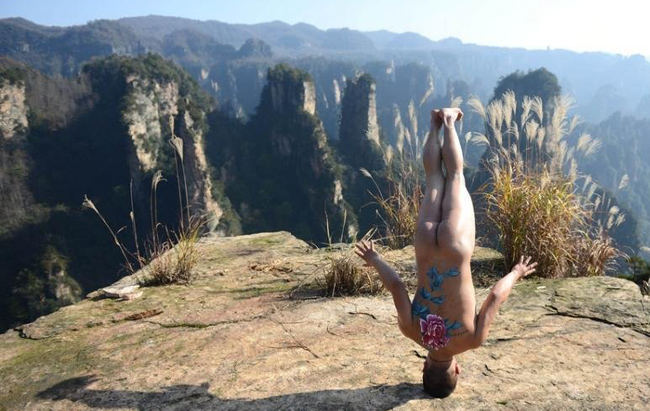 张家界再现裸体秀 街舞导师悬崖全裸秀舞技(组