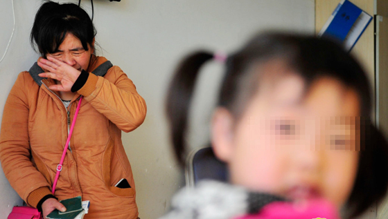 福州7岁儿子阳台跌落 母亲医院门口卖女救儿