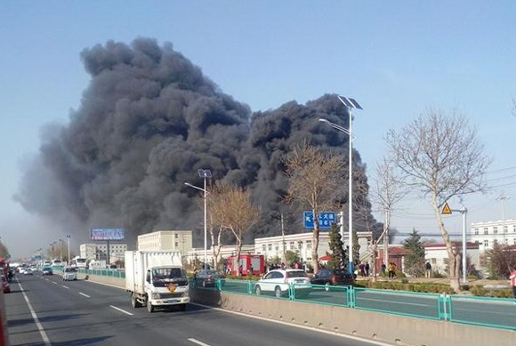 山东即墨一地毯厂锅炉爆炸 引发大火浓烟滚滚