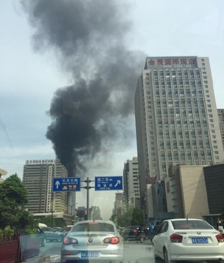 陕西西安市一大楼起火黑烟滚滚 起火原因暂不