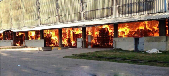 苏州一纸业仓库发生火灾 过火达3000平方米
