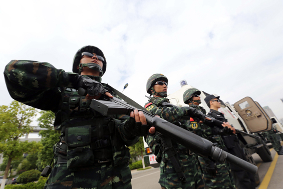 军人持枪图猜四个成语_动漫军人图片持枪