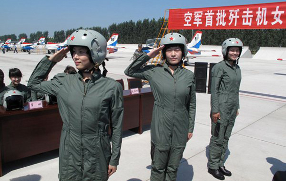 空军首位女师长晋升 多次立功为空军优秀飞行员