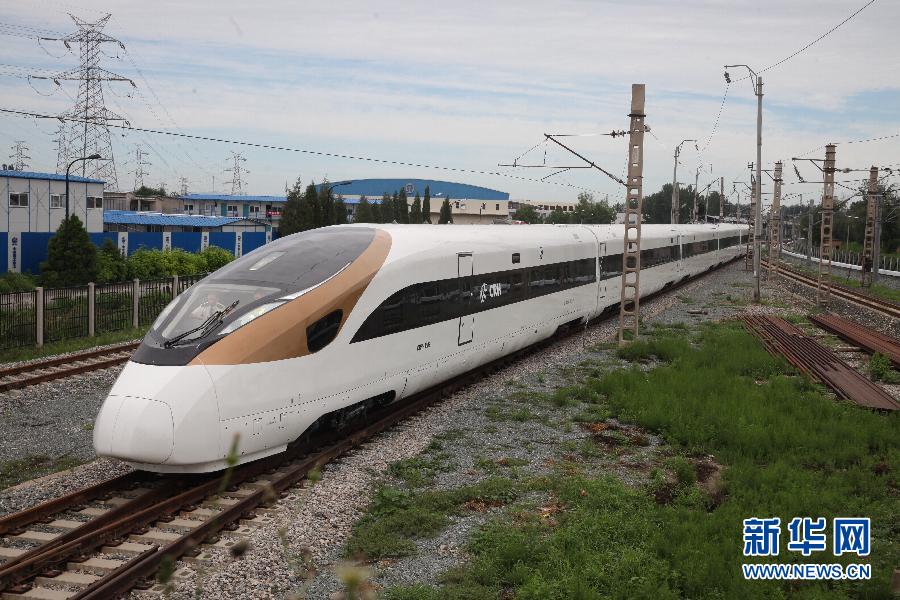 中国标准动车组下线 时速350公里具自主产权
