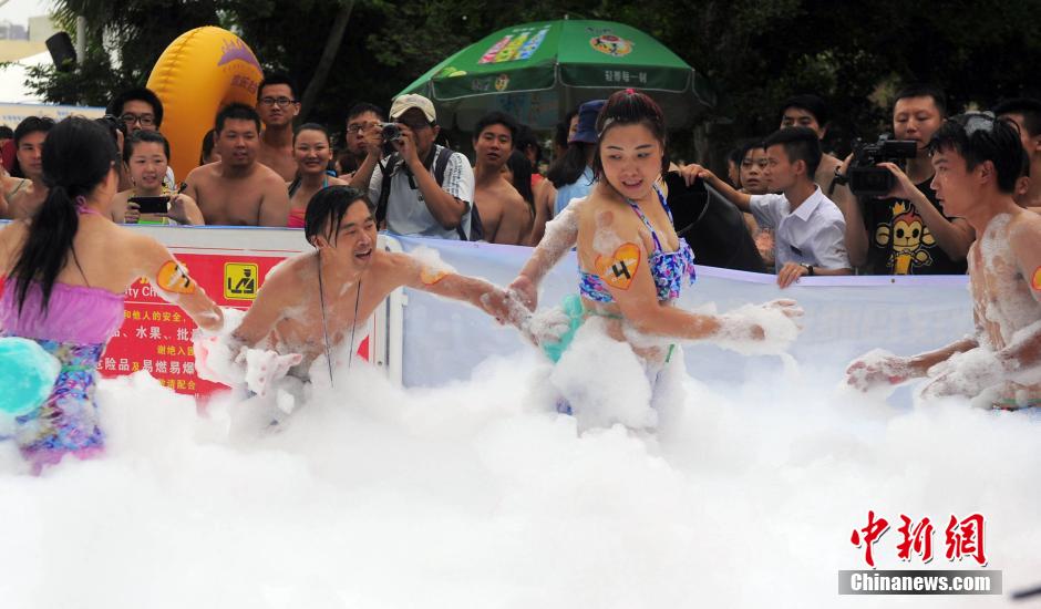 武汉上演 泡泡浴大战 男女贴身<em>肉搏</em> <em>女生</em>豪放主