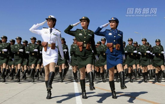 中国女兵:阅兵场上最靓丽的风景线(组图)