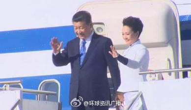 <em>习近平抵达西雅图</em> 与彭丽媛挽手下飞机(图)_中