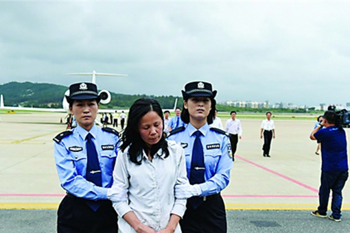 美国遣返邝婉芳:开平巨贪行长之妻 在美坐牢8年