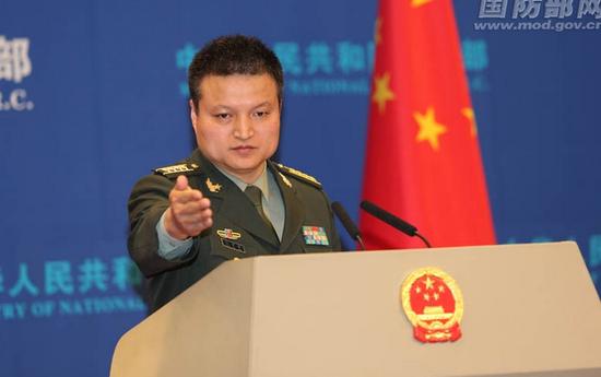 新式军官证换发(图):将对每名干部赋予唯一
