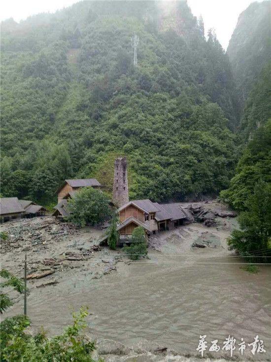 四川卧龙因强降雨突发大型泥石流 交通中断(图)